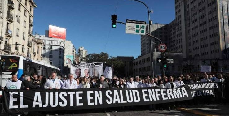 Residentes del Hospital de Clínicas denuncian jornadas de hasta 36 horas, bajos salarios y falta de recursos