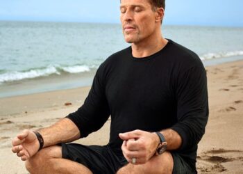 Tony Robbins, especialista en desarrollo personal: “La causa de tu sufrimiento: te concentras en ti mismo”