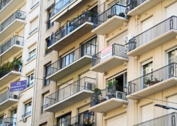 Cayeron las escrituras en CABA, pero repuntaron las operaciones y subieron los precios de los departamentos