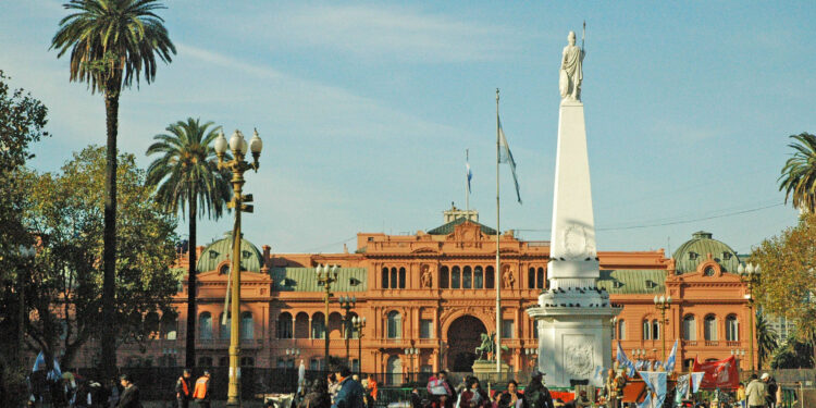 Cientos de velas en la Plaza de Mayo: reclamo por la reforma de la ley de salud mental